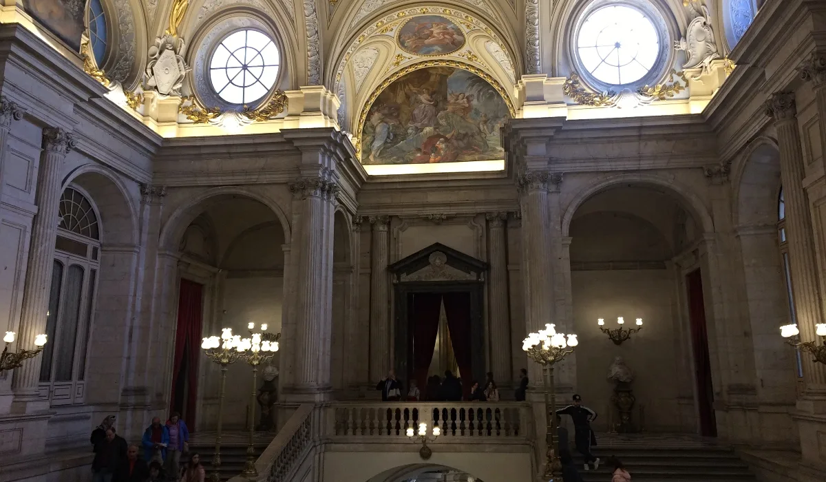 Escalera principal del Palacio Real de Madrid con cúpula decorada, frescos y columnas monumentales