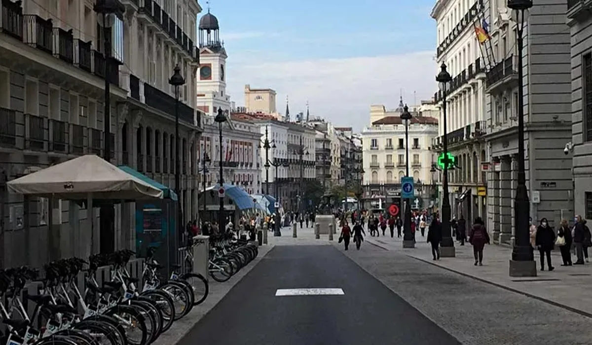 Vista del centro histórico de Madrid con edificios emblemáticos y ambiente turístico en la capital de España