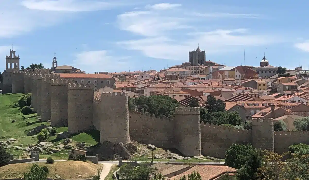 Vista panorámica de Ávila con la muralla medieval rodeando la ciudad histórica y la catedral destacando sobre el casco antiguo