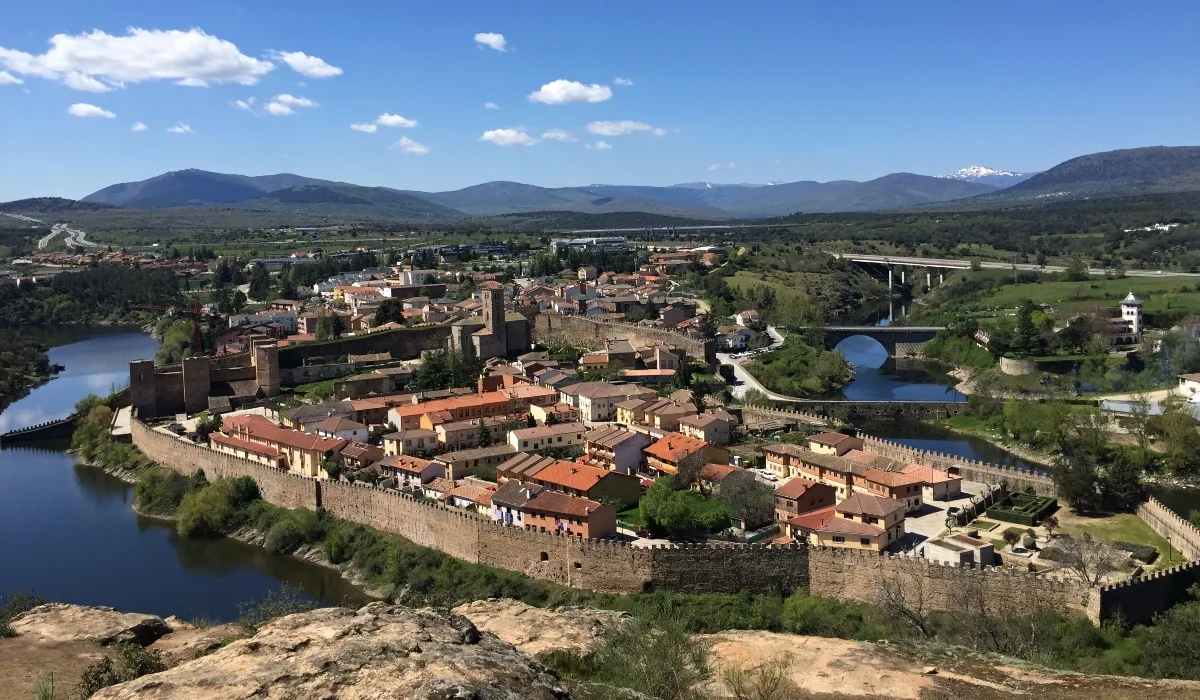 Vista panorámica de Buitrago del Lozoya desde el monte con la muralla medieval rodeando el casco histórico y el río Lozoya
