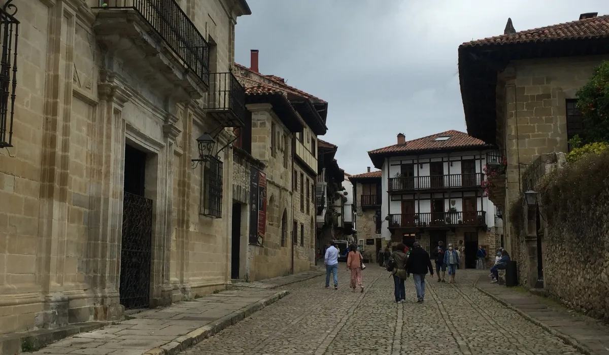 Calle Santo Domingo en Santillana del Mar Cantabria con casas montañesas y balcones de madera en el centro histórico