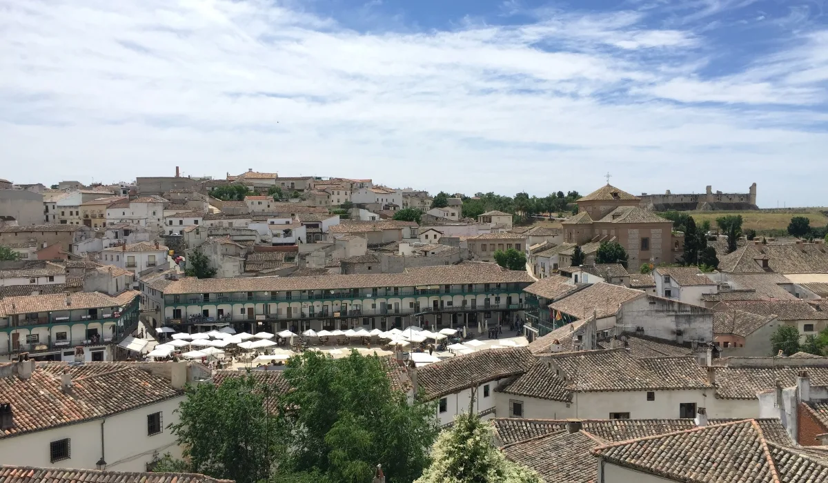Vista panorámica de la Plaza Mayor de Chinchón con sus característicos balcones verdes y casas tradicionales en la Comunidad de Madrid