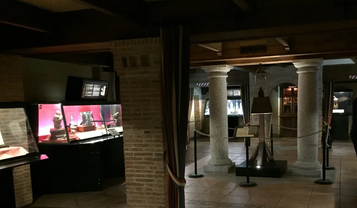 Sala de exposición del Museo de la Brujería de Toledo con vitrinas de objetos mágicos y piezas relacionadas con la historia de la brujería