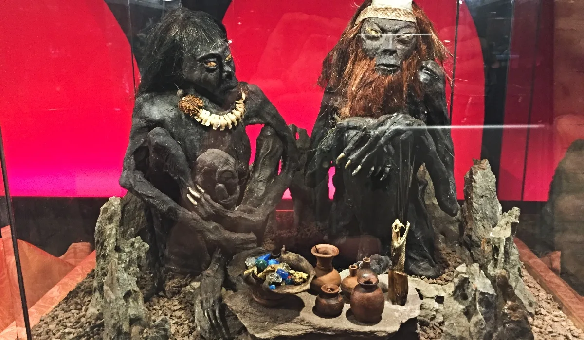 Representación de ritual de brujería con figuras demoníacas y objetos mágicos en el Museo de la Brujería de Toledo