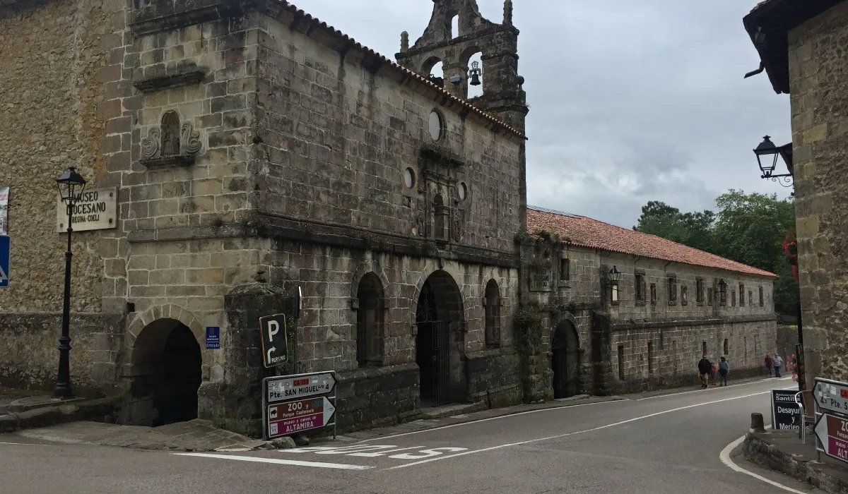 Fachada del Museo Diocesano Regina Coeli en Santillana del Mar Cantabria, edificio histórico de piedra en casco antiguo
