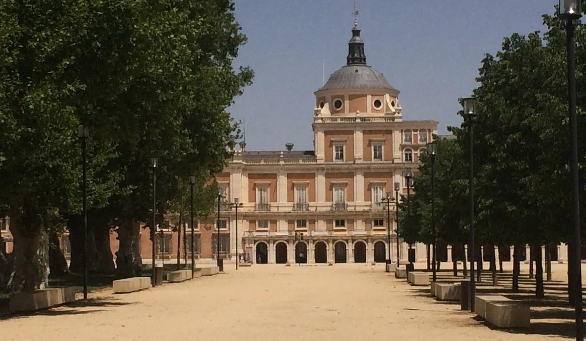 Fachada del Palacio Real de Aranjuez con arbolado, Comunidad de Madrid, España