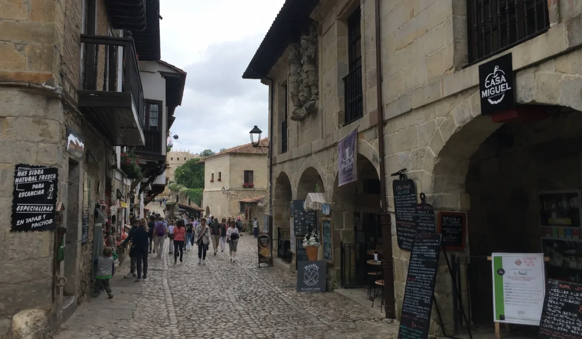 Santillana del Mar Cantabria con restaurantes, bares y ambiente turístico en el casco histórico
