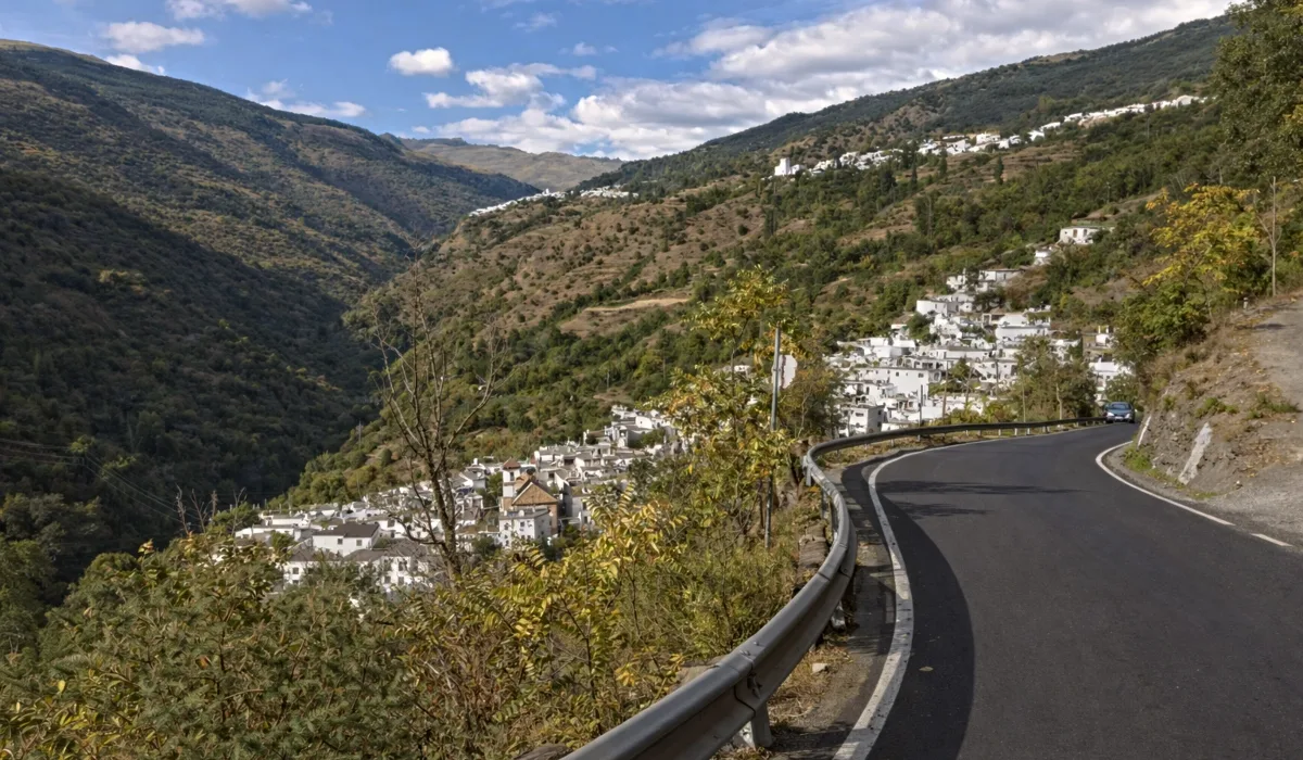 Alpujarra granadina con vistas a un pueblo blanco en la ladera del valle rodeado de naturaleza