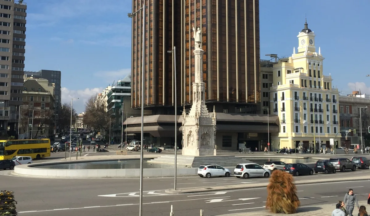 Ruta por el Paseo de la Castellana desde la Plaza de Colón, con la fuente y monumento a Colón y las Torres de Colón al fondo, inicio del recorrido hacia el estadio Santiago Bernabéu en Madrid.