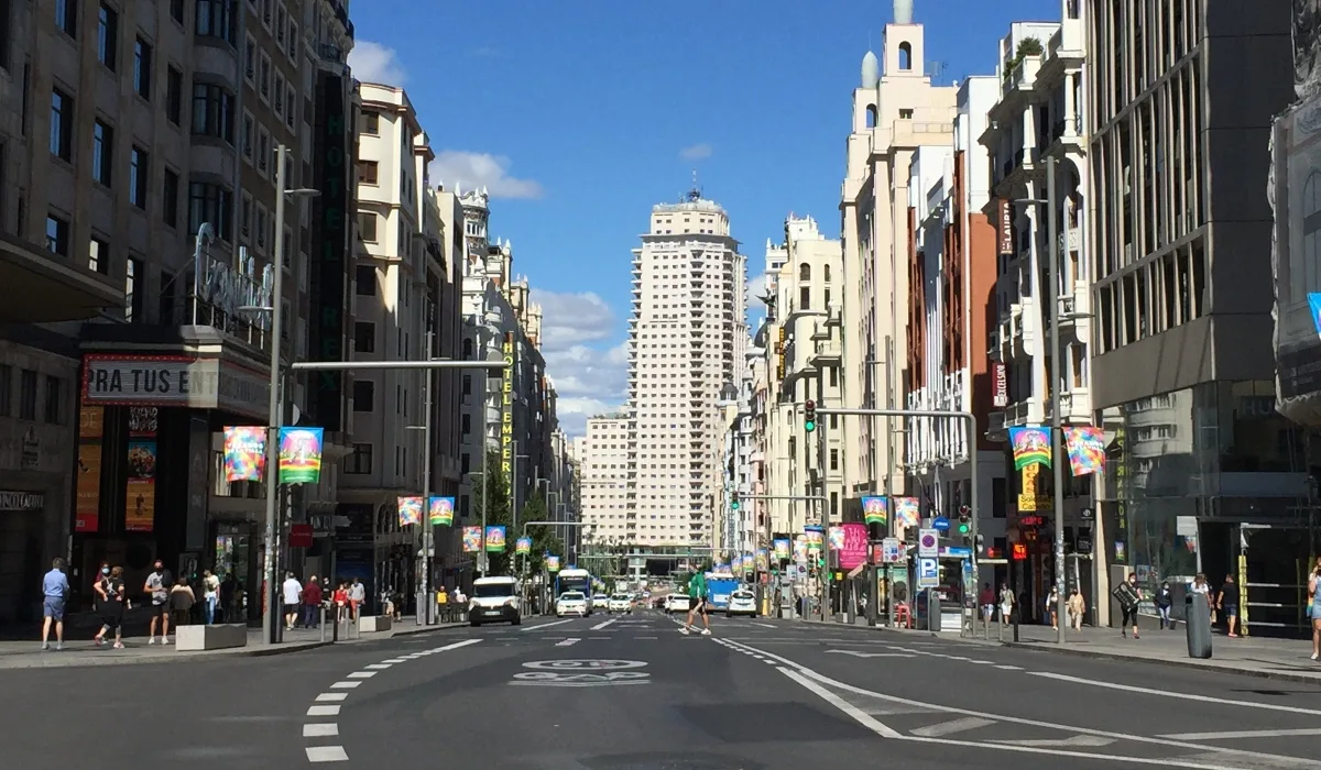 Calle Gran Vía de Madrid con sus edificios históricos, tráfico y ambiente urbano, vista panorámica durante una ruta por el centro de la ciudad.