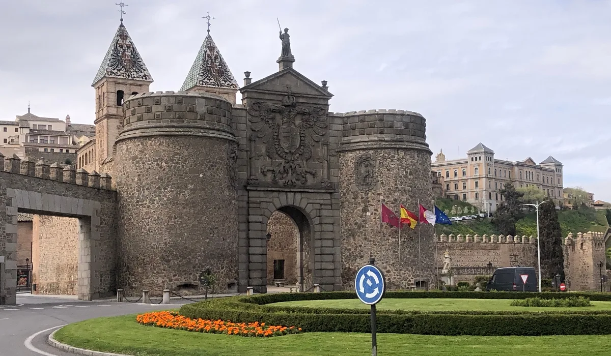 Puerta de Bisagra, antigua entrada monumental a la ciudad histórica de Toledo con torres defensivas, escudo imperial y murallas