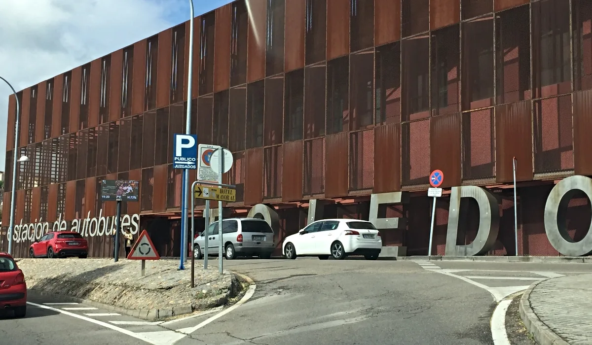 Estación de autobuses de Toledo junto al acceso al casco histórico y conexiones de transporte con Madrid y otras ciudades