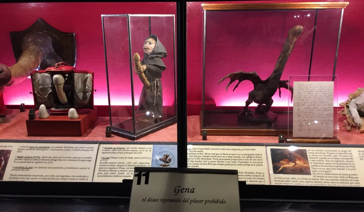 Vitrina con criaturas mitológicas, demonios y objetos mágicos en la exposición del Museo de la Brujería de Toledo