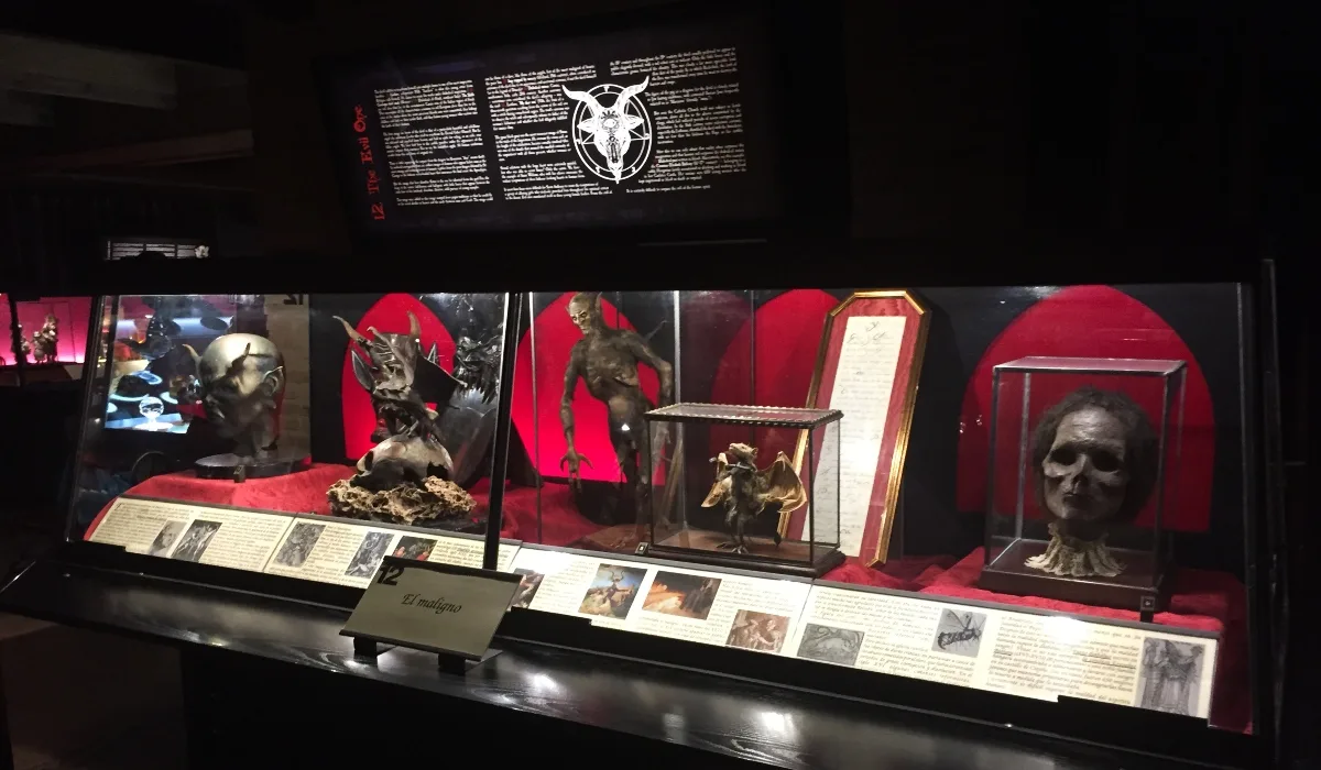 Exposición sobre demonología con figuras del diablo y criaturas infernales en el Museo de la Brujería de Toledo