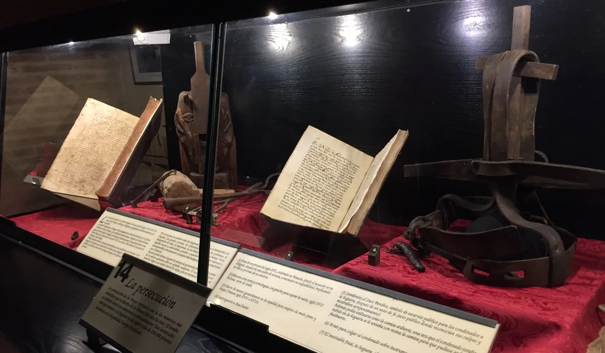 Objetos históricos y documentos sobre la persecución de brujas y la Inquisición en el Museo de la Brujería de Toledo