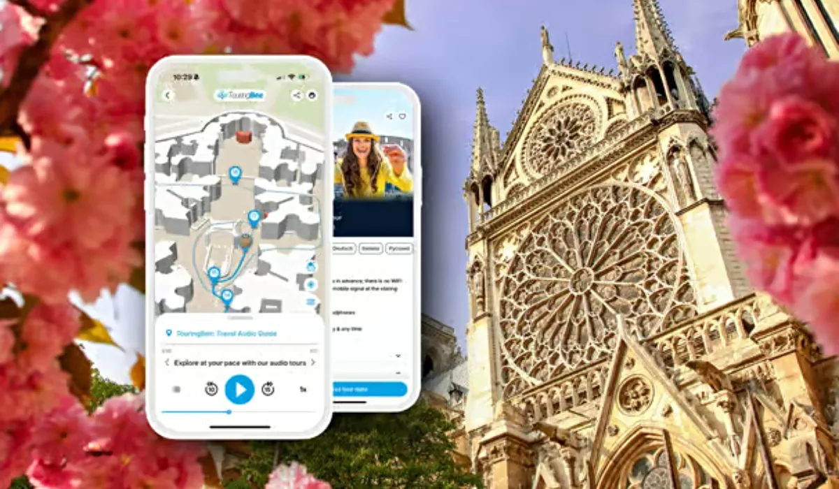 Aplicación de audioguía en móvil frente a la catedral de Notre Dame en París con mapa interactivo y recorrido turístico