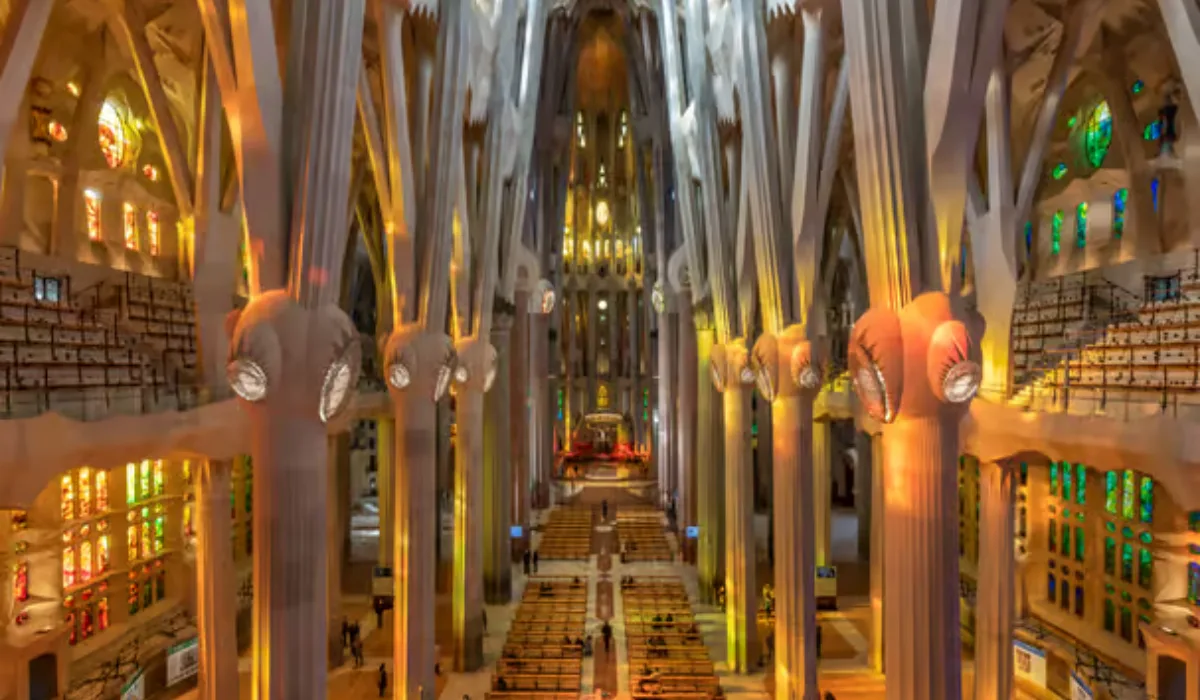 Accede a la obra maestra inacabada de Gaudí, la Sagrada Familia, y explora el monumento más visitado de Barcelona a tu propio ritmo con una audioguía informativa.