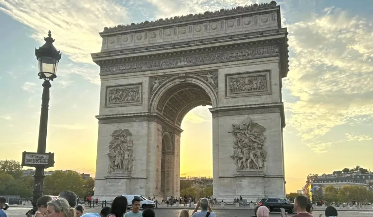 Vista del Arco de Triunfo de París al atardecer desde la Place Charles de Gaulle