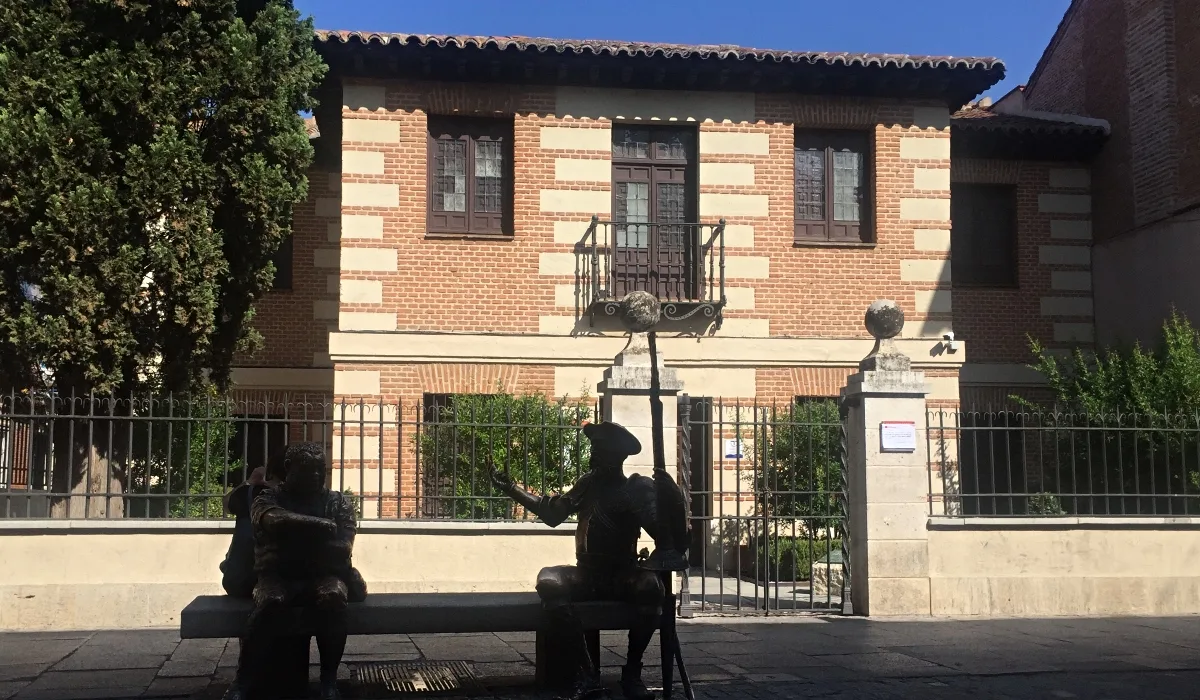 Casa Natal de Miguel de Cervantes en Alcalá de Henares, con las esculturas de Don Quijote y Sancho Panza frente a la fachada histórica