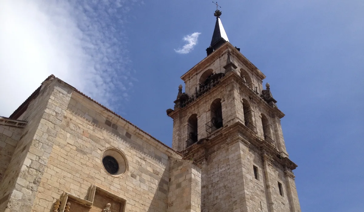orre campanario de la Catedral Magistral de los Santos Justo y Pastor de Alcalá de Henares vista desde la plaza