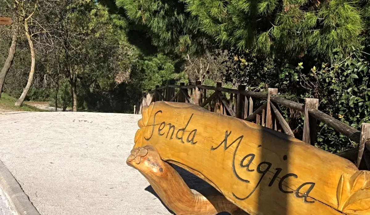 Banco anunciando la Senda Mágica de Arroyomolinos