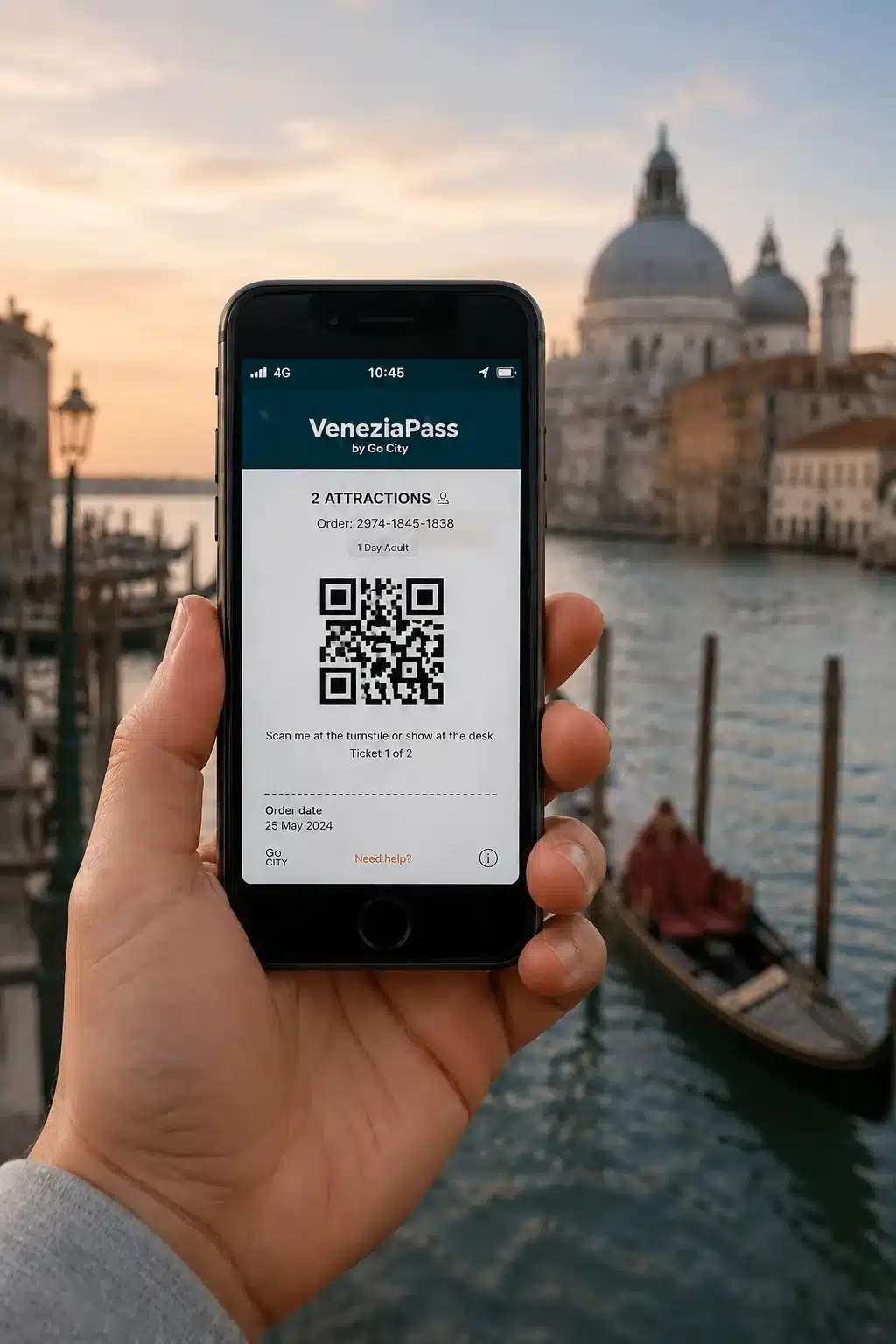 Entrada digital para actividades en Venecia mostrada en un teléfono móvil con un canal, góndolas y la Basílica de Santa Maria della Salute al fondo