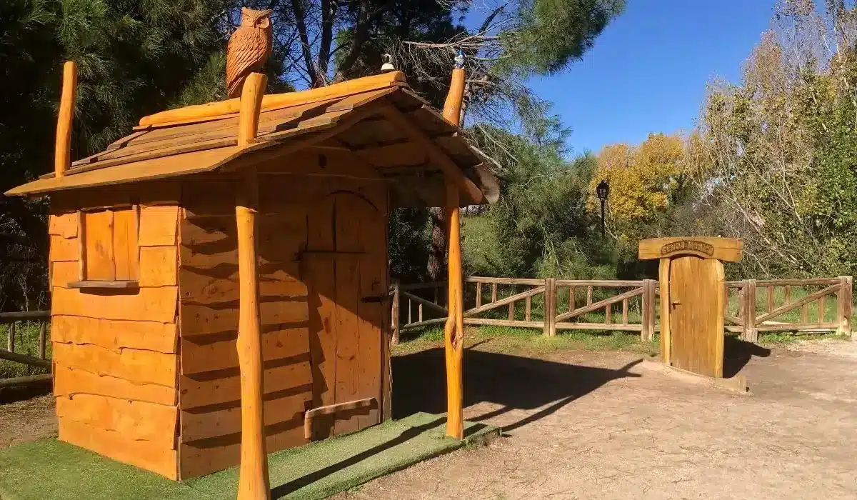 Caseta de bienvenida al inicio de la Senda Mágica de Arroyomolinos