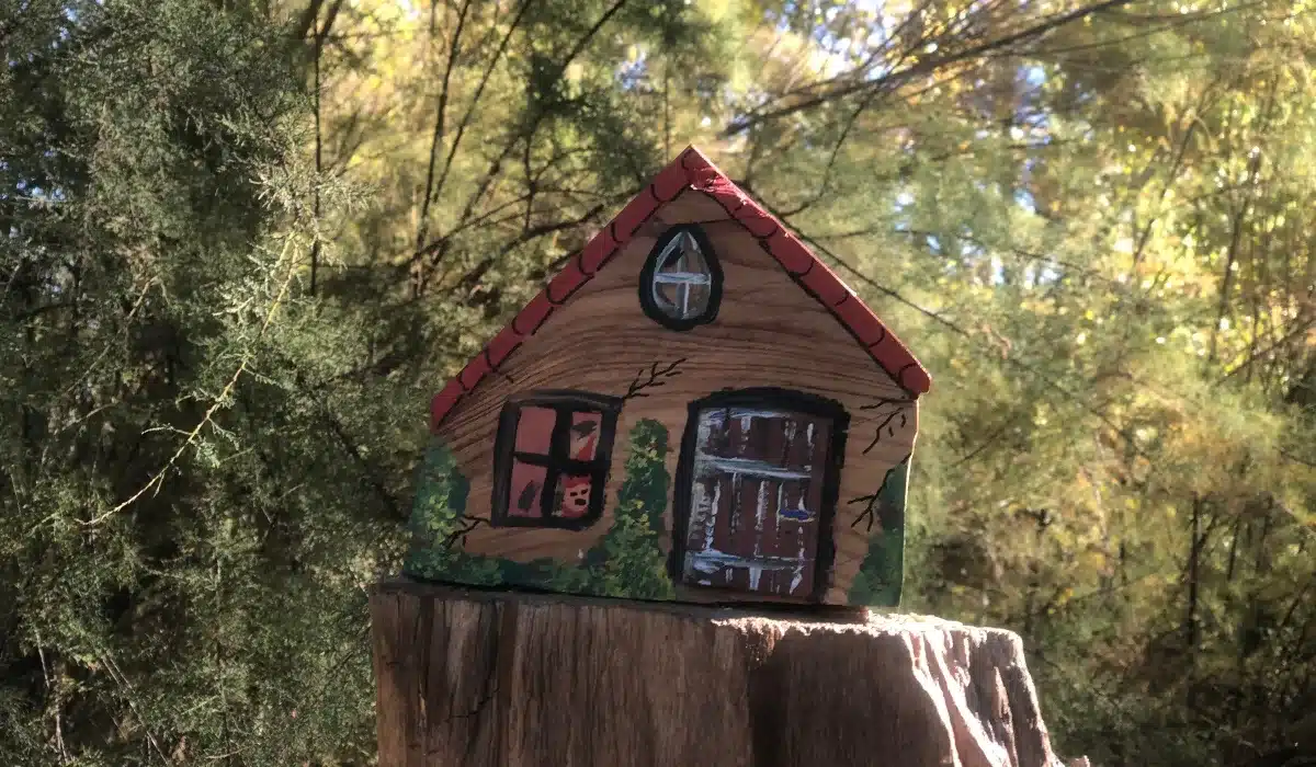 Casita decorativa de madera en la Senda Mágica de Arroyomolinos