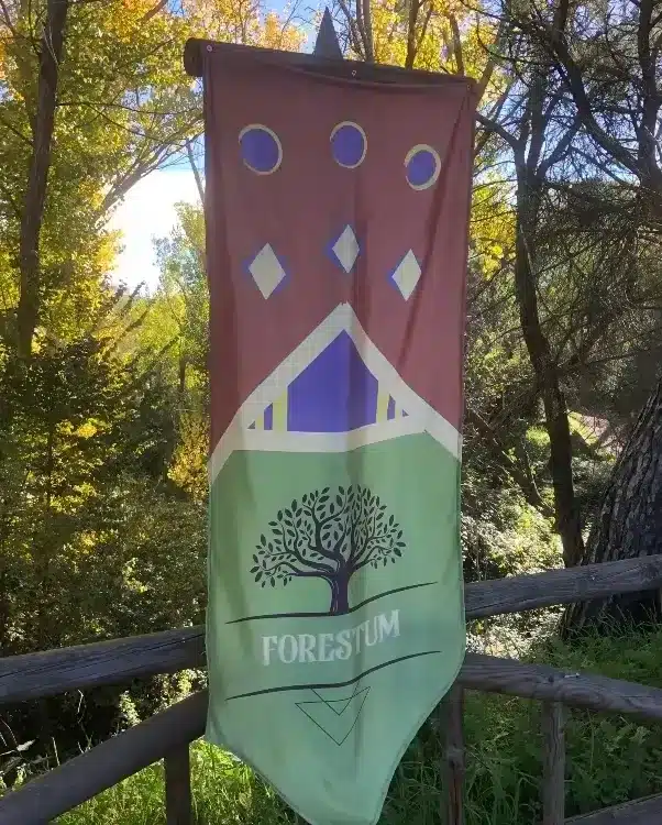 Estandarte del reino de Forestum en el recorrido de la Senda Mágica de Arroyomolinos