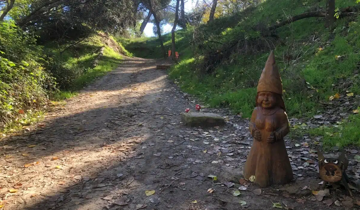 Escultura de una gnoma de madera en el recorrido de la Senda Mágica de Arroyomolinos