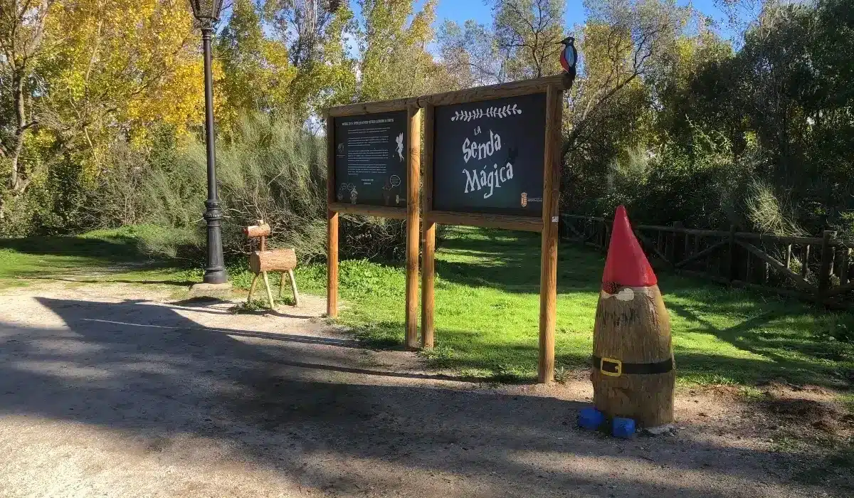 Panel de bienvenida e inicio de la Senda Mágica de Arroyomolinos