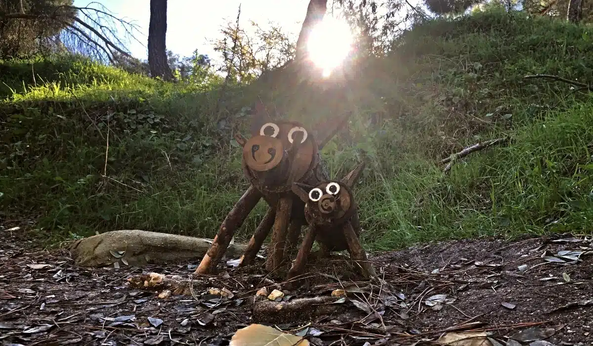 Esculturas de jabalíes de madera junto al sendero de la Senda Mágica de Arroyomolinos