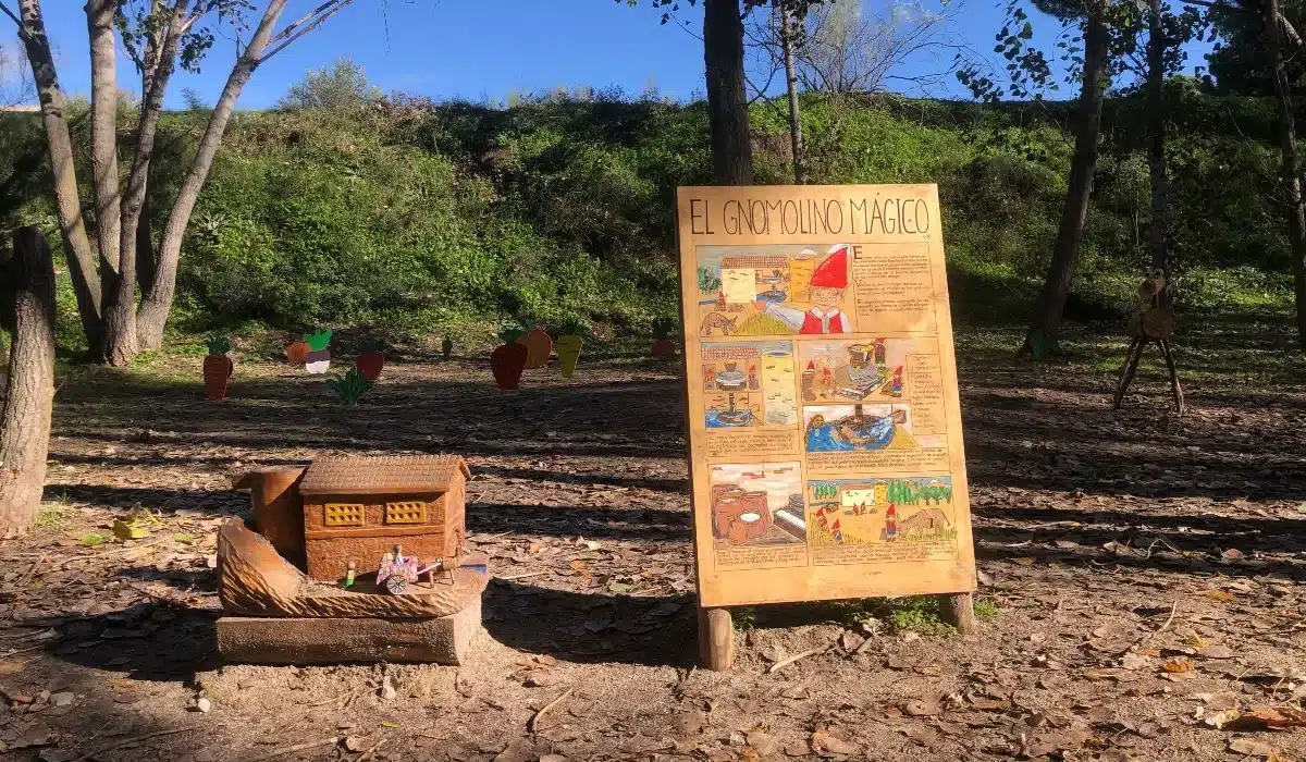 Panel educativo de El Gnomolino Mágico en la Senda Mágica de Arroyomolinos