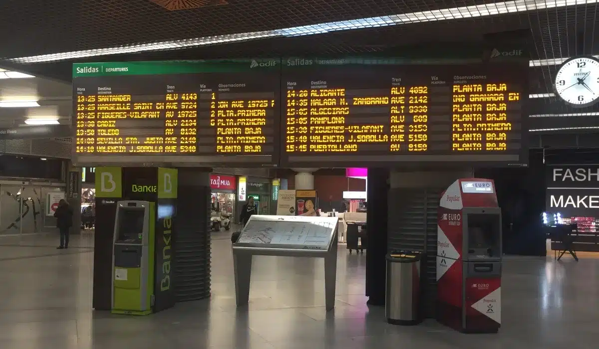 Paneles electrónicos de salidas de trenes en la estación Madrid-Puerta de Atocha-Almudena Grandes con horarios, destinos, vías y nivel de embarque.