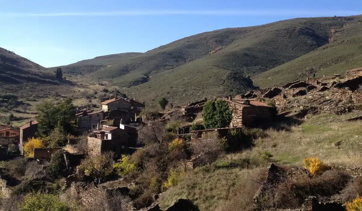 Patones de Arriba, casas de piedra, paisaje montañoso y Sierra Norte de Madrid