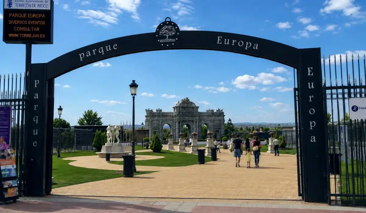 Parque Europa en Torrejón de Ardoz con escultura y réplica del Tower Bridge junto al lago