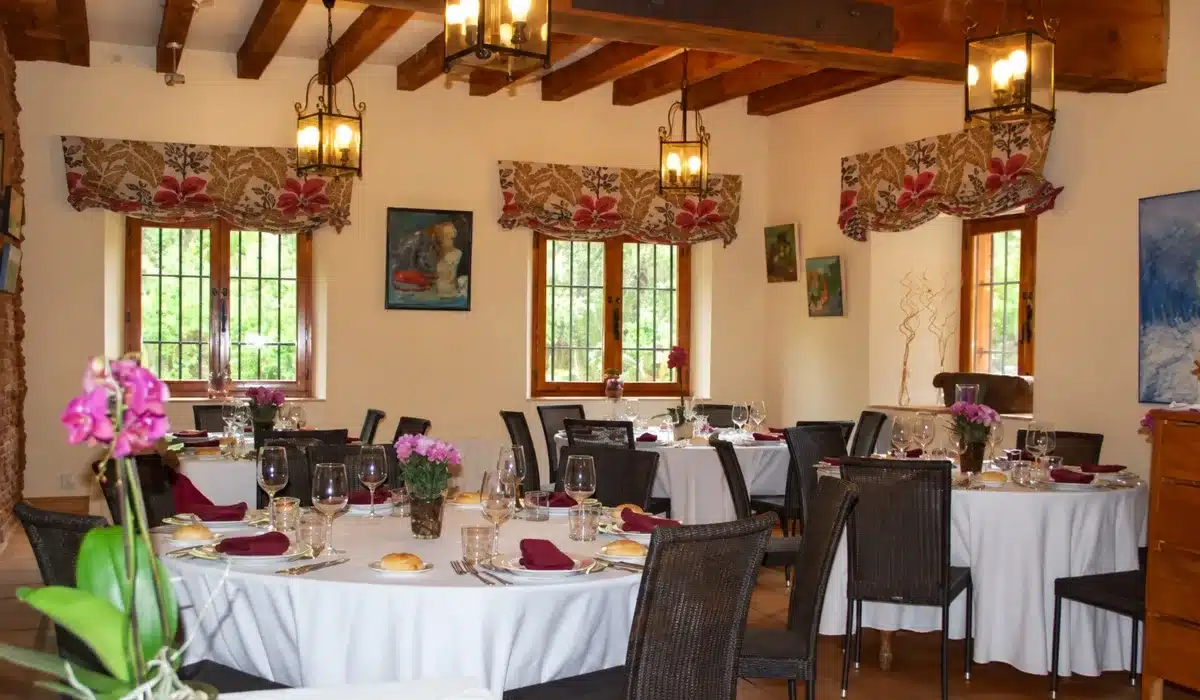 Comedor rústico del Hotel Molino de la Ferrería