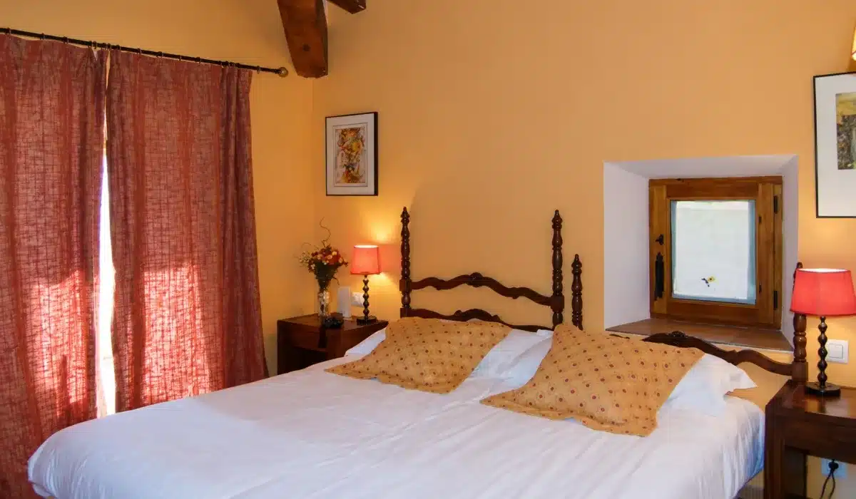 Dormitorio del Hotel Molino de la Ferrería con cama de matrimonio