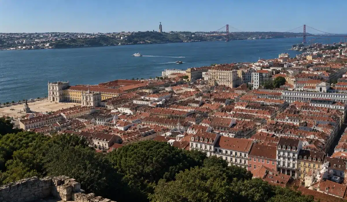 Panorámica histórica de Toledo con el río Tajo en primer plano, el casco antiguo amurallado, la Catedral de Toledo y el Alcázar dominando la ciudad.