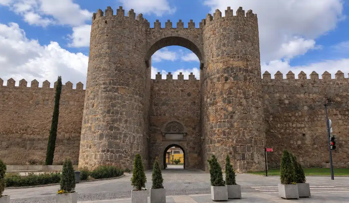 La historia de Ávila: De las murallas medievales a santa Teresa: dos mil años de historia en la ciudad más alta y más austera de España